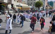 Médicos marchan y piden pausa humanitaria por falta de comida y medicamentos para enfermos