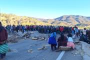 No respetan ni a niños, bloqueadores asaltan coca y retienen a comerciantes en ruta La Paz-Oruro