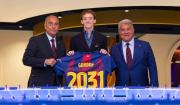 Barcelona hace oficial a Anthony Gordon como primer refuerzo