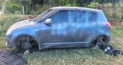 Vecinos reportan que un vehículo fue vandalizado y abandonado en un barrio cruceño