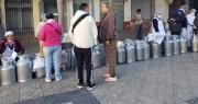 Bloqueos obligan a lecheros y avicultores a vender sus productos en la plaza de Cochabamba
