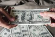 Gobierno iniciará devolución gradual de depósitos en dólares desde el 15 de julio