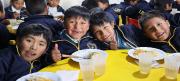 Encomiable labor: Unos 400 niños en El Alto y Santa Cruz se benefician con alimentación y educación de voluntarios
