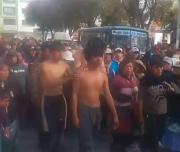 Viacha: Vecinos enardecidos rebasan a la Policía y retienen a supuestos asesinos de un taxista