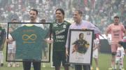 Santa Cruz homenajea a Martins con la camiseta de la selección