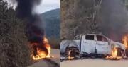 Camioneta en la que viajaba el alcalde de Guanay ardió en llamas en el norte de La Paz