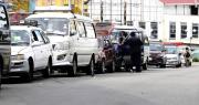 Largas filas por gasolina en La Paz: conductores dicen que pasan la noche en sus vehículos