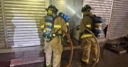 Voraz incendio afecta al menos 10 casetas del nuevo mercado La Ramada y deja serios daños