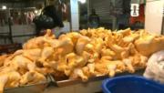 Bloqueos generan sobreoferta y hacen caer los precios del pollo y el cerdo en Santa Cruz
