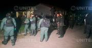 Un contingente policial llega al pozo petrolero tomado por campesinos en Santa Cruz