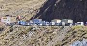 Ruta a los Yungas: Choferes bloquean la tranca de Urujara exigiendo gasolina y diésel