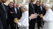 El Papa León XIV recibe de regalo una camiseta de The Strongest en el Vaticano