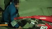 Aprehenden a hombre por robo de moto; lo sorprenden empujándola