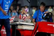 Alarma en Paraguay: una de sus figuras salió en camilla y llorando