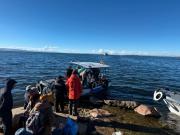 Ante el cierre de rutas, la Armada evacúa turistas y refuerza el abastecimiento en el Titicaca