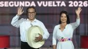 Fujimori y Sánchez se miden en un balotaje incierto en Perú