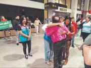 Adolescente víctima de violencia retorna al país