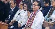 Sánchez inicia la jornada electoral en misa con su familia y pide un voto de conciencia