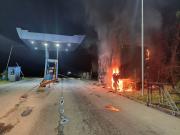 Incendian estructura móvil de la Felcn en el peaje de San Carlos