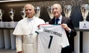 Florentino recibe al Papa en el Bernabéu y le obsequia una camiseta del Madrid