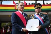 FFAA entrega condecoración al ministro de Defensa y éste advierte trabajo junto al alto mando militar para garantizar la democracia
