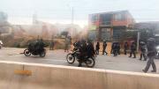 Policía despeja bloqueo en la avenida Petrolera y restablece la circulación vehicular en Cochabamba