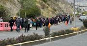 Familias en La Paz corren largos tramos para comprar pollo ante la escasez por los bloqueos