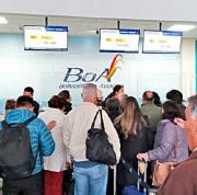El retraso en los vuelos agudiza los problemas de los pasajeros que buscan trasladar alimentos y medicamentos