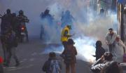 Marchistas llegan hasta inmediaciones de la Plaza Murillo y la Policía los gasifica