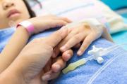 Niña de dos años con cáncer permanece varada en Oruro y esperan corredor humanitario para su traslado a La Paz