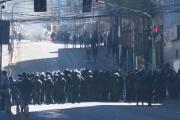 Enfrentamiento entre movilizados y la Policía en el centro paceño deja aprehendidos