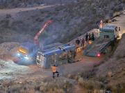 Micro se embarranca en la zona Los Olivos y deja cuantiosos daños materiales
