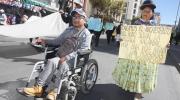 Personas con discapacidad protestan y piden incremento del bono por el alza de precios