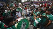 El camino de la gente hacia el Azteca: fiesta, blindaje y exclusión