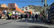 Pese al despacho de cisternas desde Senkata, persisten las filas y bloqueos por combustible en La Paz