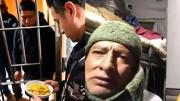 Lara lleva comida a bloqueadores detenidos, mientras choferes varados denuncian abandono