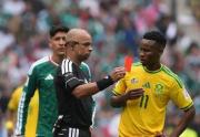 Inédita apertura del Mundial: Tres expulsados y un golazo mexicano 'de rosquito'