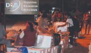 Familias hacen hasta ocho días de fila y en vez de maletas transportan alimentos