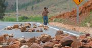 Policía: puntos de bloqueo en Cochabamba muestran enormes rocas y troncos, pero “escasa presencia de personas”