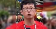 ¡Beso inesperado! Periodista coreano es sorprendido por una mujer en plena transmisión