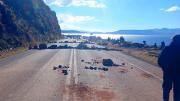 Desbloquean carreteras en algunos puntos, pero en otros se queman patrullas