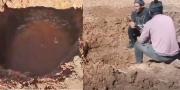 La falta de agua obliga a transportistas varados por bloqueos a cavar un pozo en la ruta La Paz-Oruro