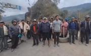 Interculturales en Caranavi permiten paso de cisternas pero mantienen bloqueo y exigen renuncia presidencial