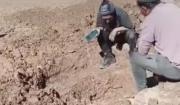 Choferes bloqueados en la ruta La Paz-Oruro cavan pozo para tener agua