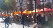 Recriminan y lanzan tomates a dirigentes de la COB cuando ingresaban a su ampliado en La Paz