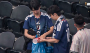 Hinchas de Japón vuelven a dar ejemplo al limpiar tribuna en la Copa del Mundo