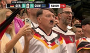 Hincha disfrazado de Hitler asiste a partido de Alemania vs Curazao