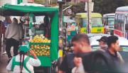 Las aceras son ocupadas por negocios, talleres y letreros que ponen en riesgo al peatón