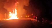 TRAS UN MES ATRAPADO POR LOS BLOQUEOS EN TAMBO QUEMADO, CONDUCTOR PIERDE TODA SU CARGA EN UN INCENDIO