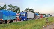 Camiones lograron avanzar entre puntos de bloqueo intermedios, pero hay 5.000 aún atrapados en las carreteras